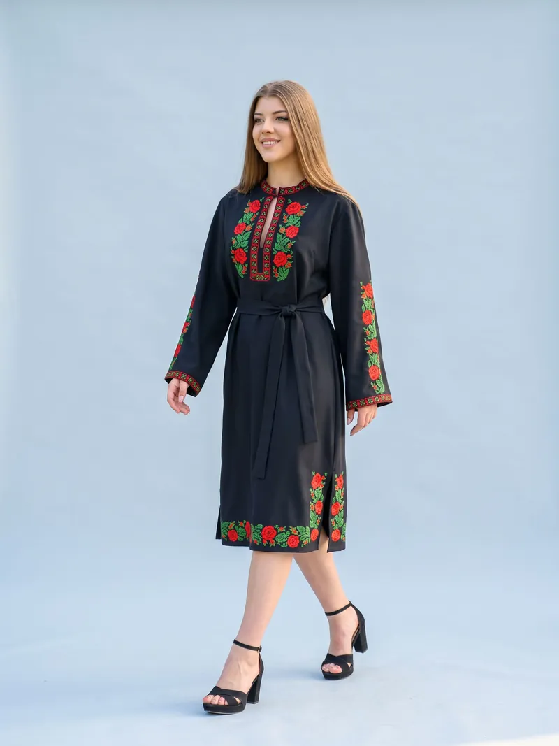 Черна рокля до коляното с бродирани червени рози